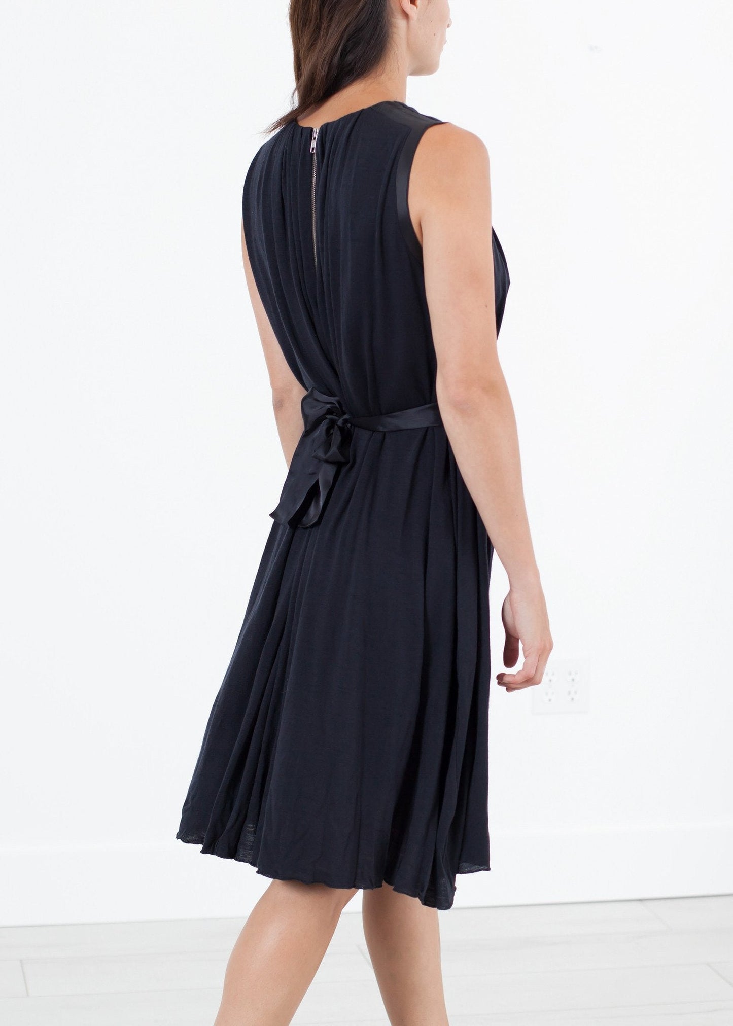 Ärmelloses Faltenkleid in Navy