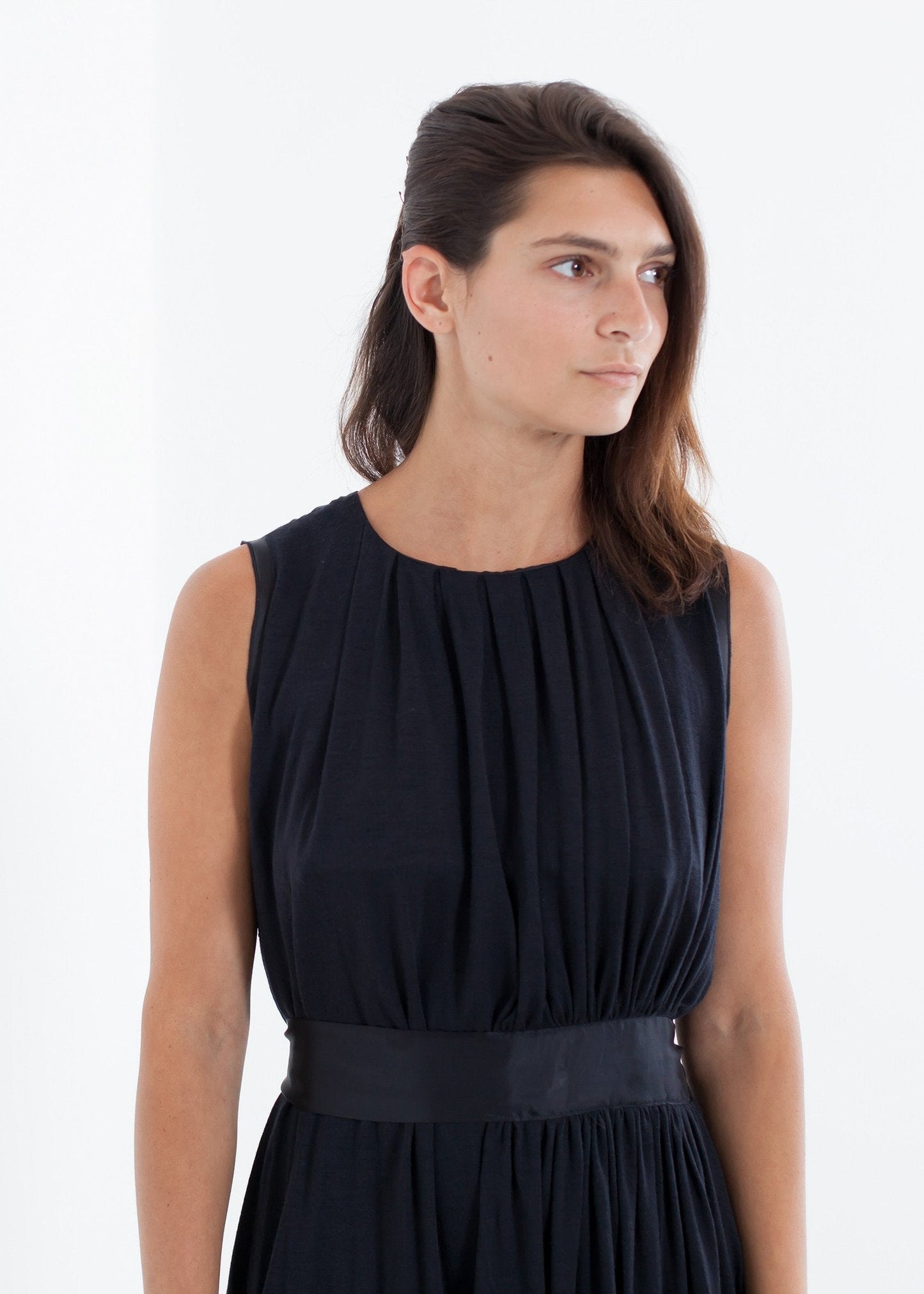 Ärmelloses Faltenkleid in Navy