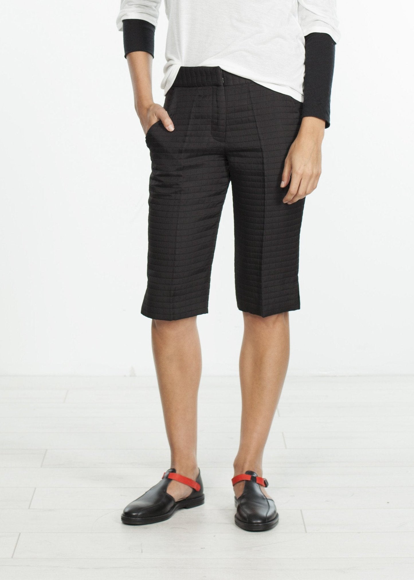 Knie-Shorts mit quadratischen Nähten in Schwarz
