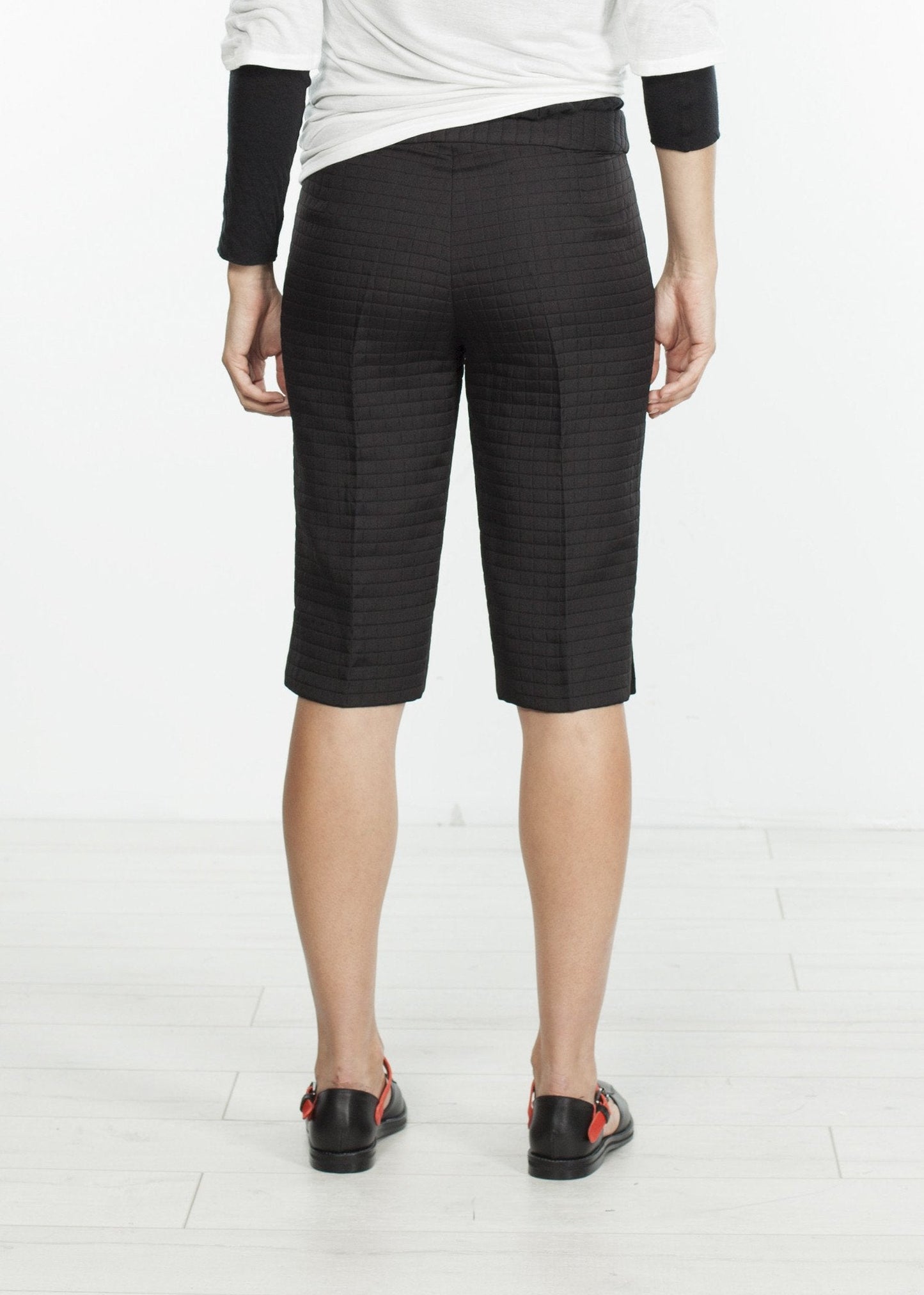 Knie-Shorts mit quadratischen Nähten in Schwarz