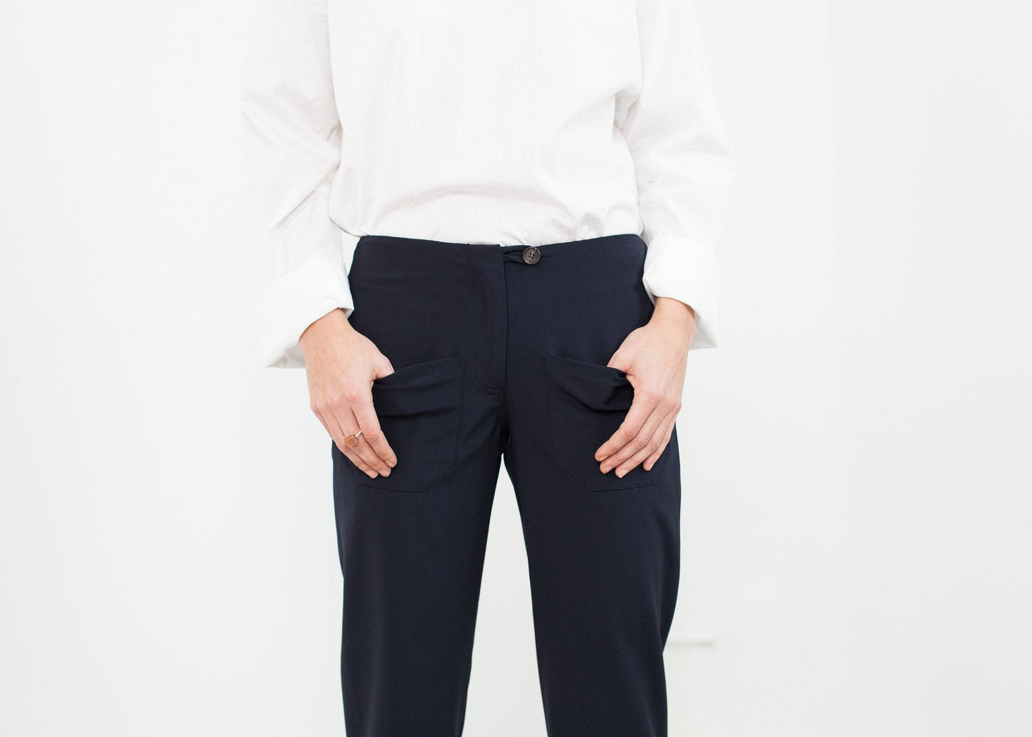 Hose mit aufgesetzten Taschen in Marineblau