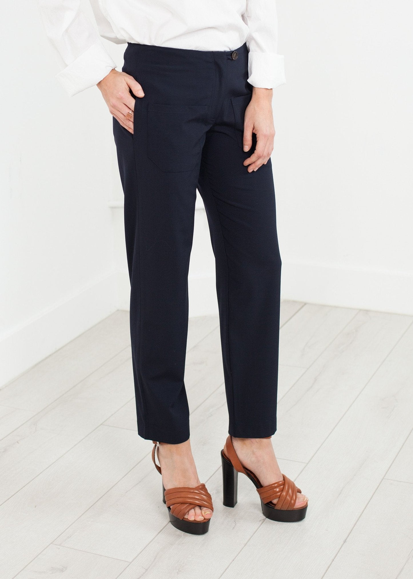 Hose mit aufgesetzten Taschen in Marineblau