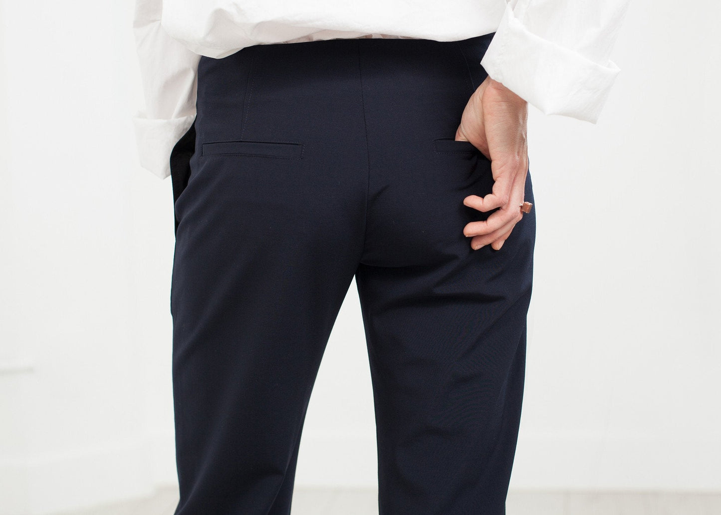 Hose mit aufgesetzten Taschen in Marineblau