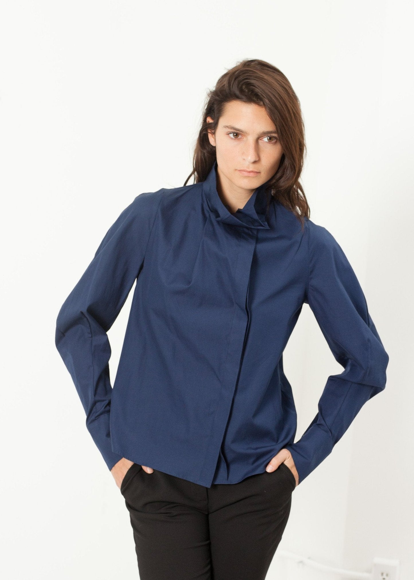 Popeline-Bluse mit vollem Kragen in Marineblau