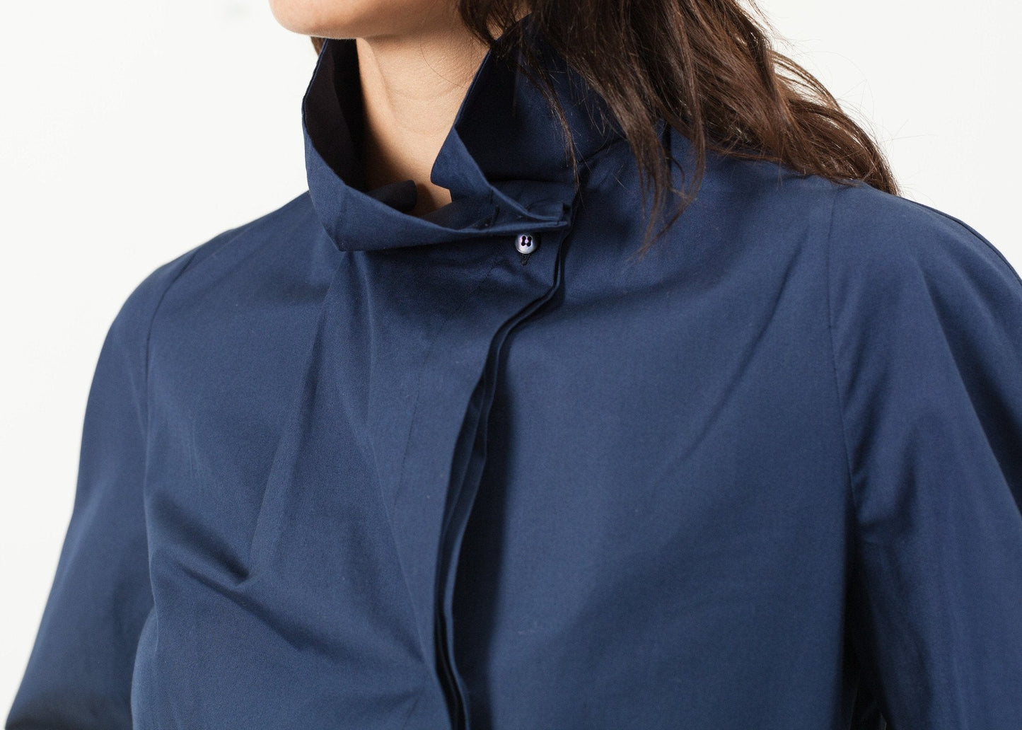 Popeline-Bluse mit vollem Kragen in Marineblau
