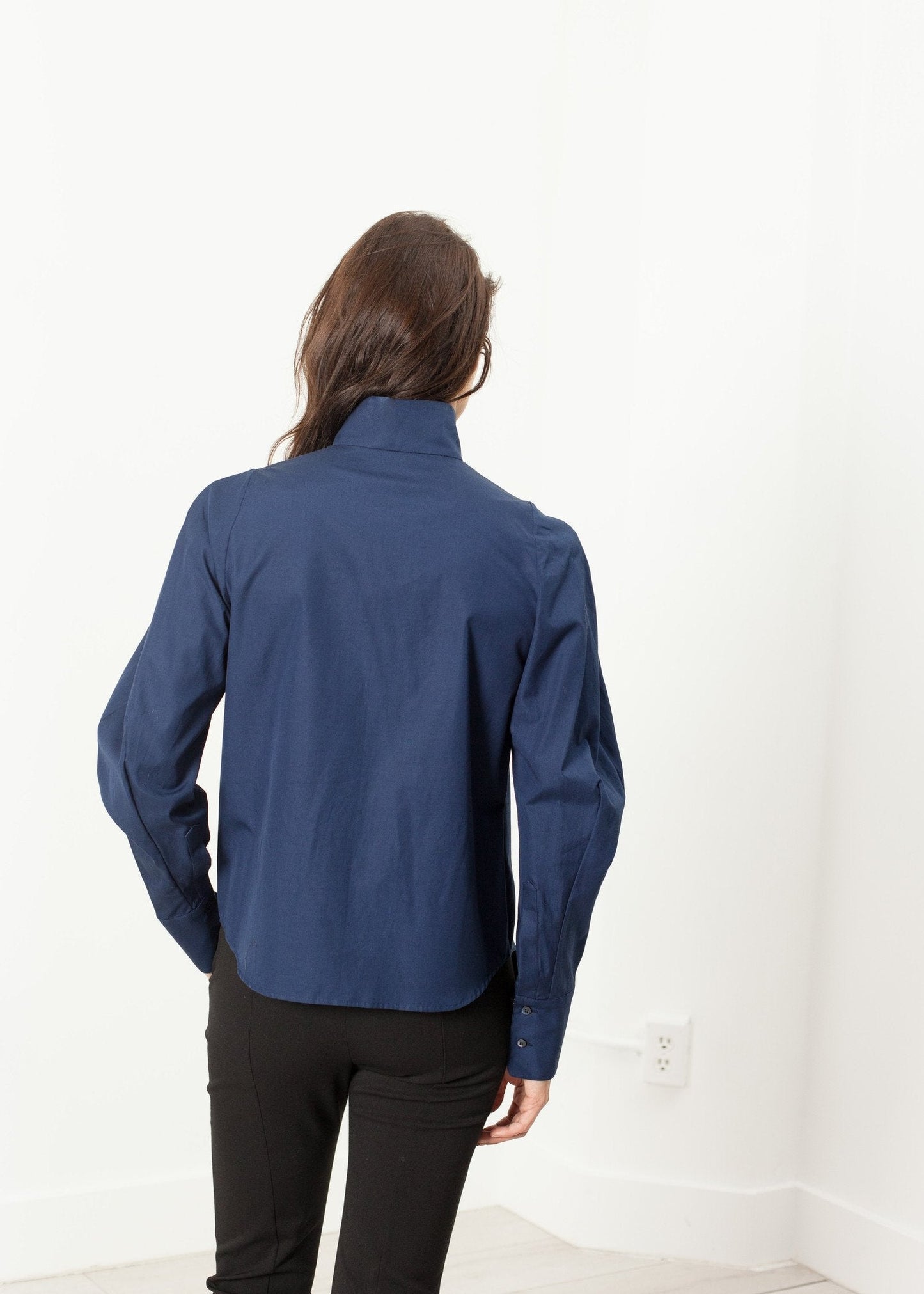 Popeline-Bluse mit vollem Kragen in Marineblau