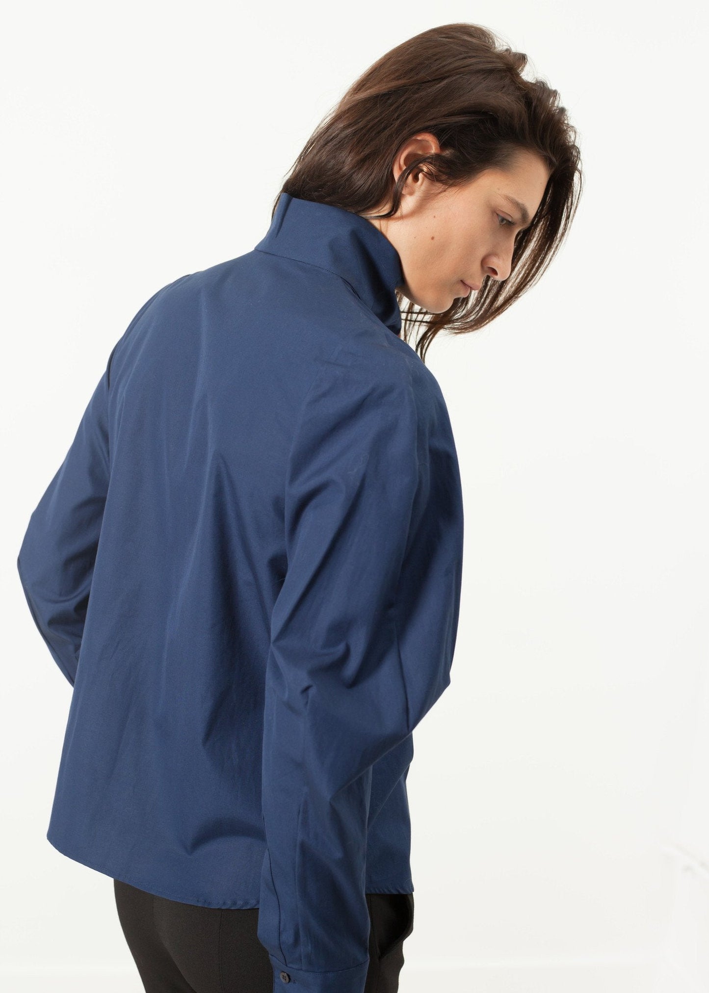 Popeline-Bluse mit vollem Kragen in Marineblau